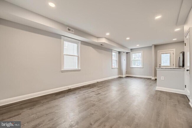 Building Photo - 4429 Newport Ave