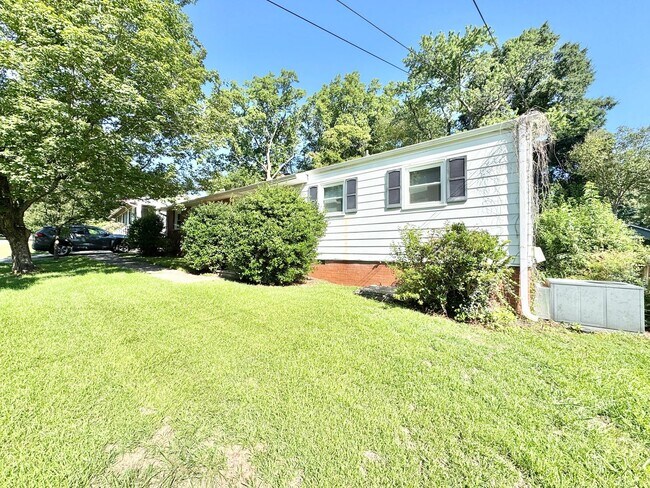 Building Photo - 3808 Parkwood Dr