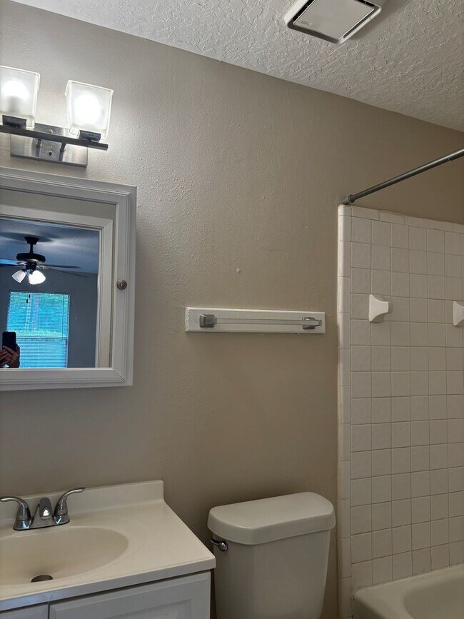 Building Photo - 2 bedroom 2 bath