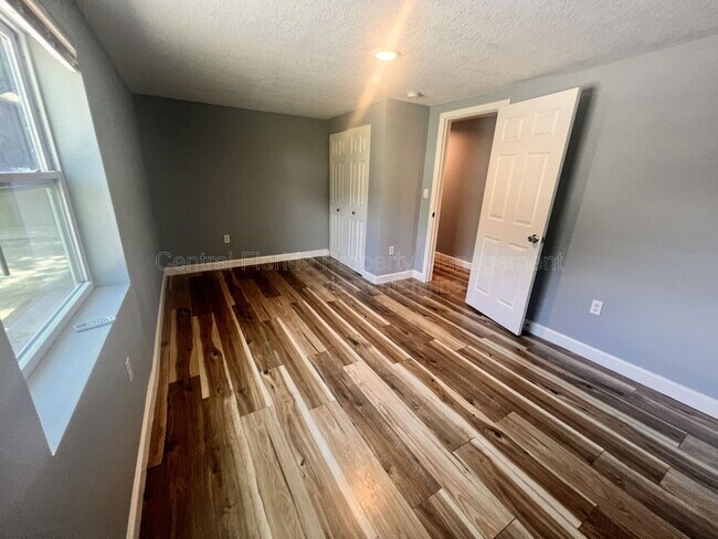 Building Photo - 1110 Poinsettia Ave