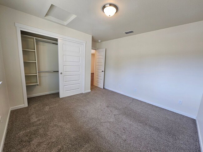 Building Photo - Newer Construction Close to Downtown Grants Pass