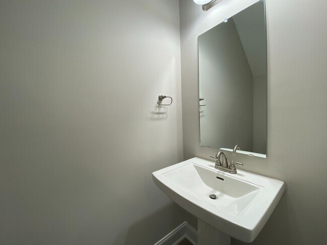 Building Photo - 3 Bed, 2.5 Bath in Stonebay Townhomes!