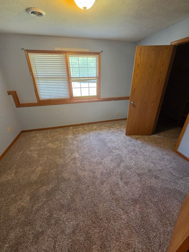 Building Photo - Large 4 Bedroom 3 Bath Single Family