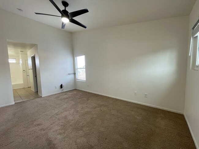 Building Photo - Spacious 4 Bedroom in Oceanside!