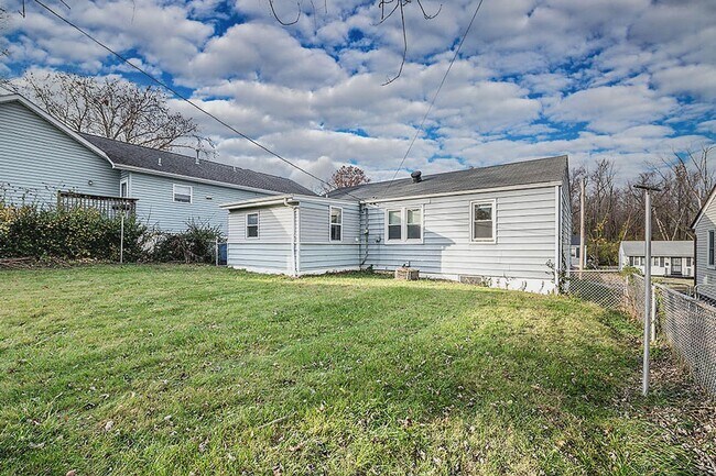 Building Photo - 3-Bedroom Home with Hardwood Floors & Fenced Yard in St. Louis