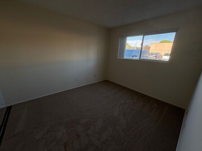 Building Photo - ***Move-in special 1/2 off 1st months rent...