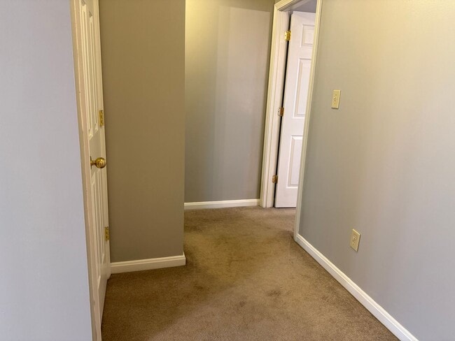 Building Photo - 2 bedroom 1.5 bath townhouse