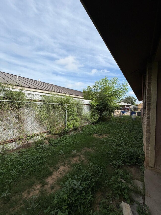 Building Photo - 1507 Agave Dr