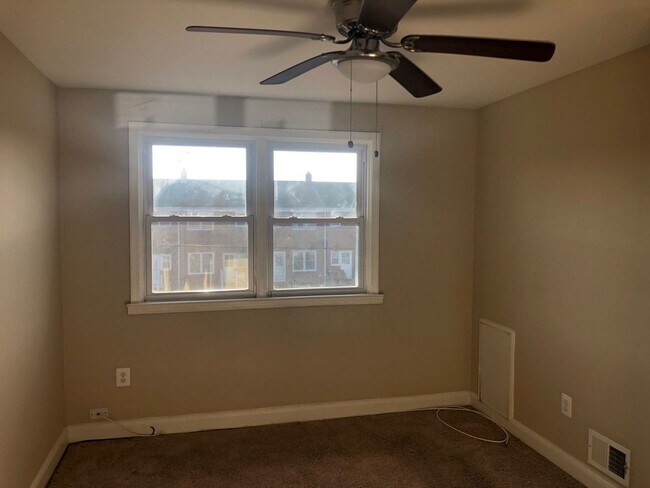 Building Photo - 2136 Redthorn Rd