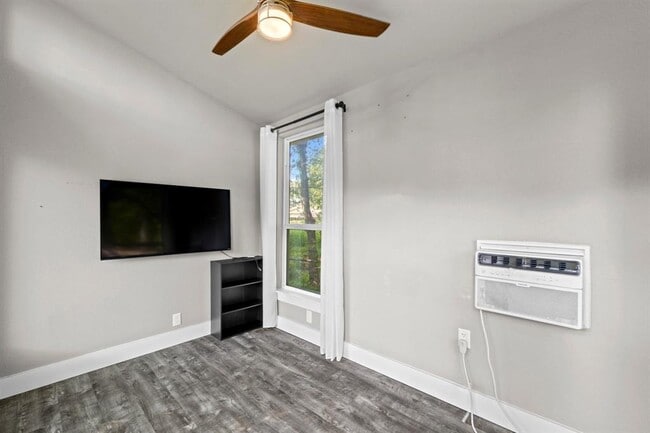 Building Photo - 5512 Delwood Dr