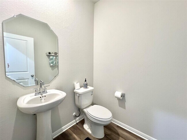 Building Photo - 1600 Longhorn Ranch Dr