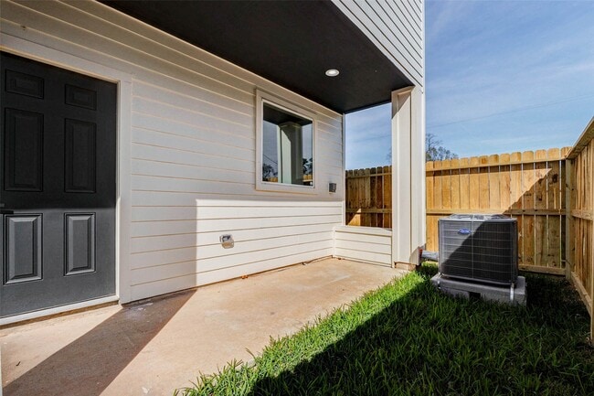 Building Photo - 5912 Mayle St