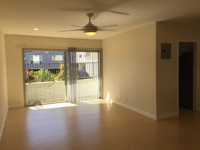 Building Photo - 3400 Club Dr