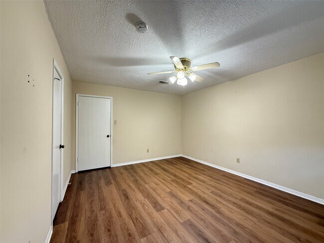 Building Photo - 15307 Pebble Lake Dr