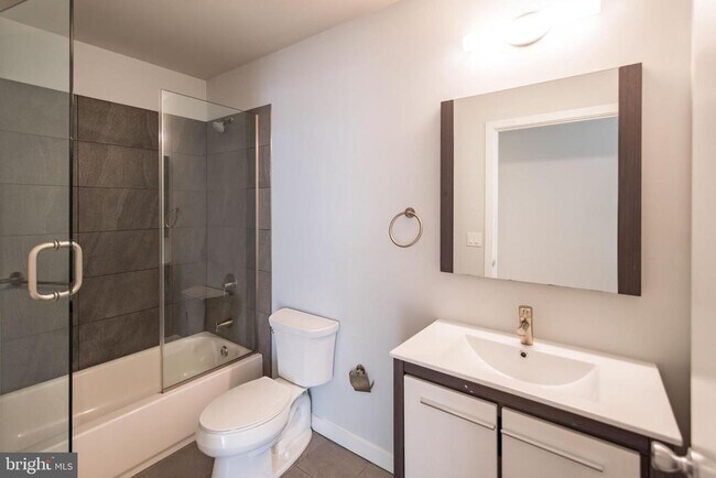 Building Photo - 412 S 13th St