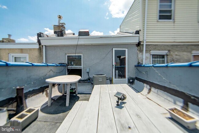 Building Photo - 2055 Catharine St