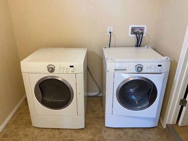 Building Photo - Beautiful 3 bedroom