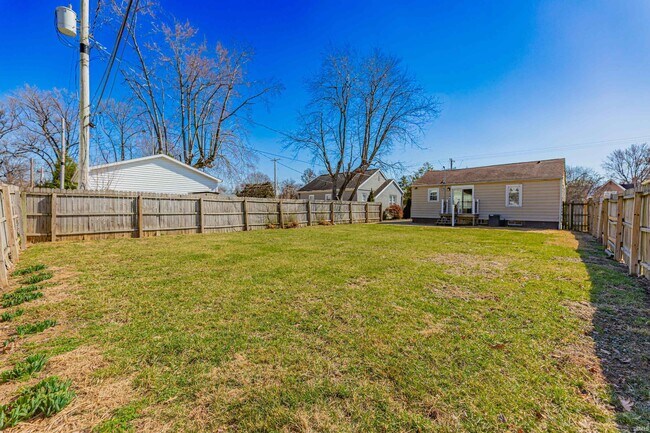 Building Photo - 2216 E Walnut St