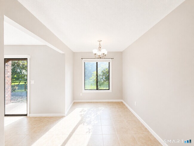 Building Photo - 10 Woodsedge Dr