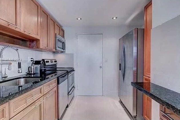 Building Photo - 9800 W Bay Harbor Dr