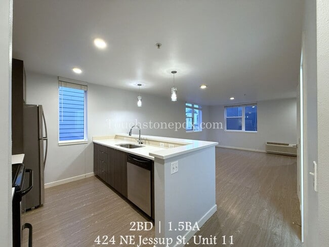 Building Photo - Contemporary 2 Bedroom, 1.5 Bathroom Apartment