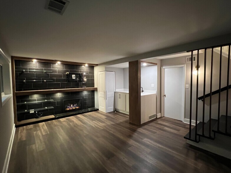 Building Photo - 220 Sugarland Run Dr