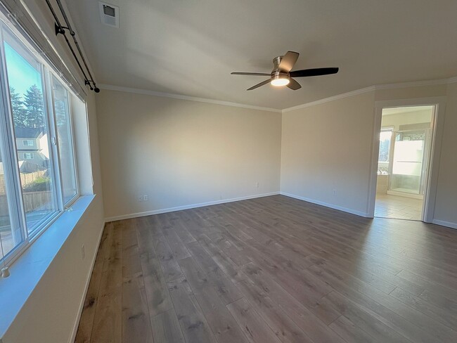 Building Photo - Gorgeous 5-Bedroom Home in University Place!