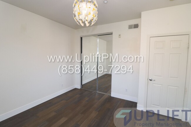 Building Photo - $1000 off 1st months rent  3-Bed Apartment