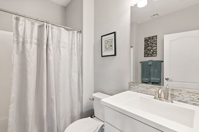 Building Photo - Beautiful condo with mountain views in gated community