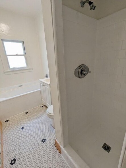 Building Photo - 401 N Orange Grove Ave