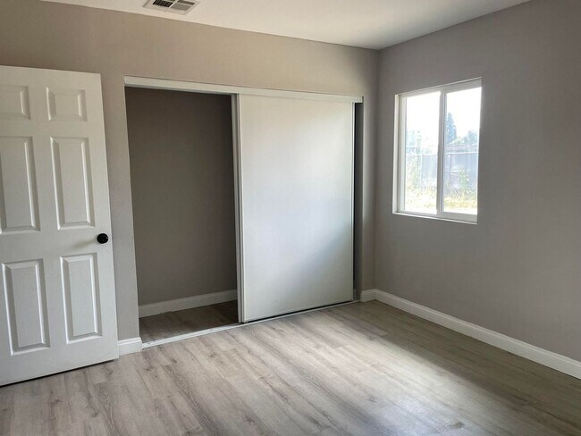 Building Photo - Recently Upgraded Two Bedroom One Bathroom...