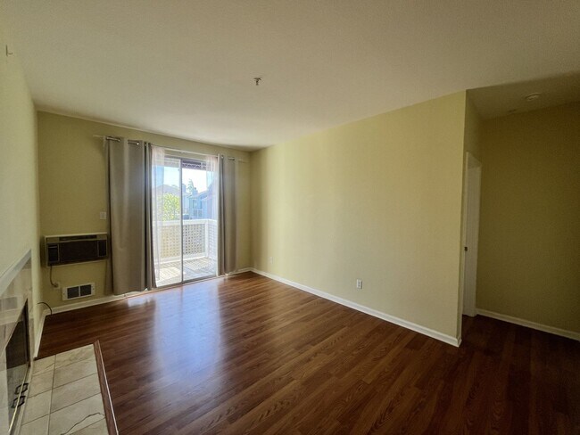 Building Photo - 2 Bedroom 2 bath Available in Sunnyvale, C...