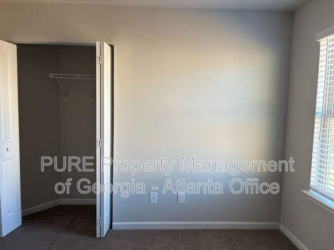 Building Photo - 305 Nutwood Trce