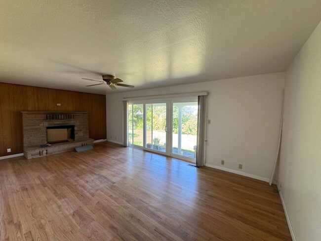 Building Photo - Beautiful 3 Bedroom, 1.5 Bath Home Available Soon!