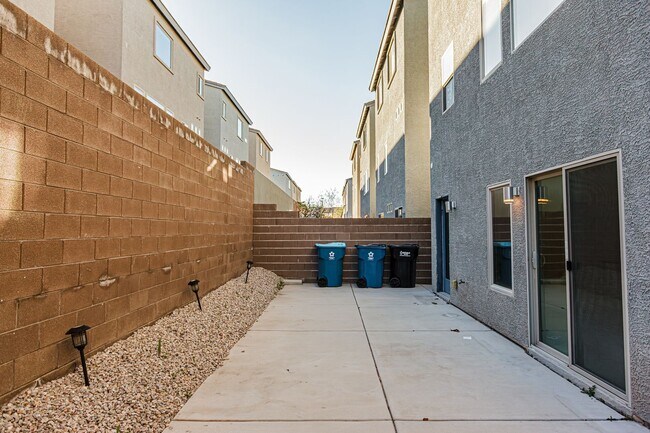 Building Photo - Rooftop Balcony