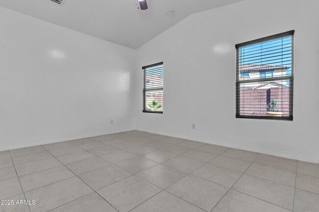 Building Photo - 2354 E Bellerive Dr