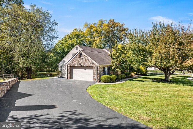 Building Photo - 401 Alderbrook Dr