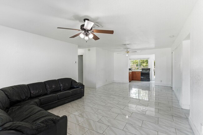 Building Photo - 2748 SW 46th Ct