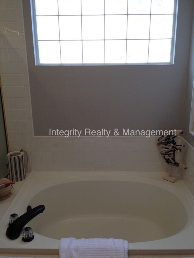 Building Photo - 305 Dunhill St