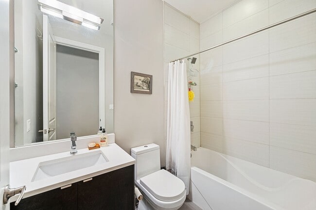 Building Photo - WICKER PARK - ULTRA MODERN 3BD/2BTH COND FOR RENT!