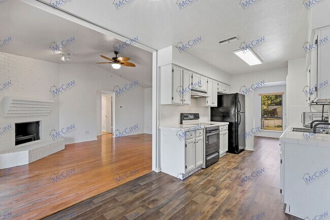 Building Photo - 1333 Mercedes St