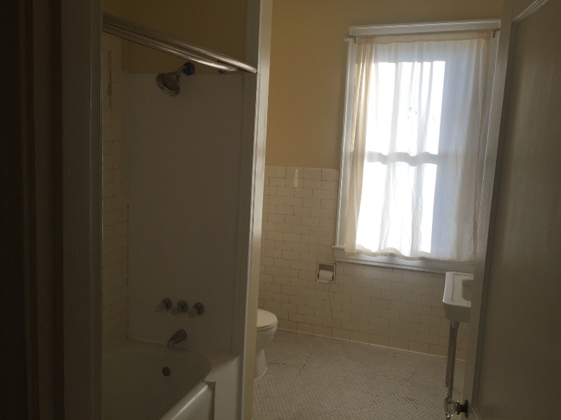 Building Photo - 704 10th Ave