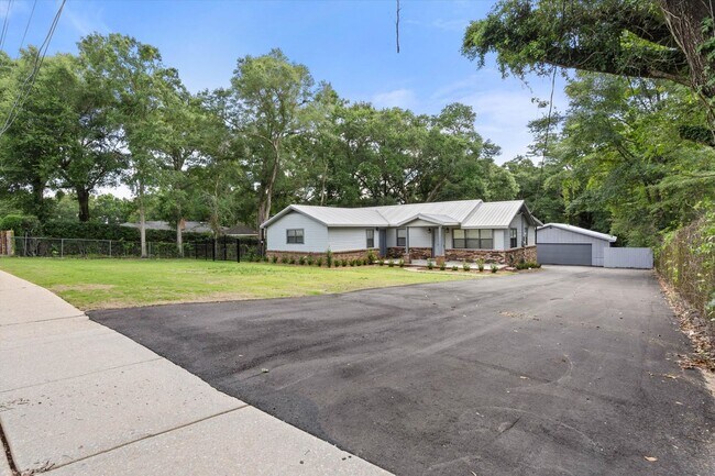 Building Photo - 2609 Longleaf Dr