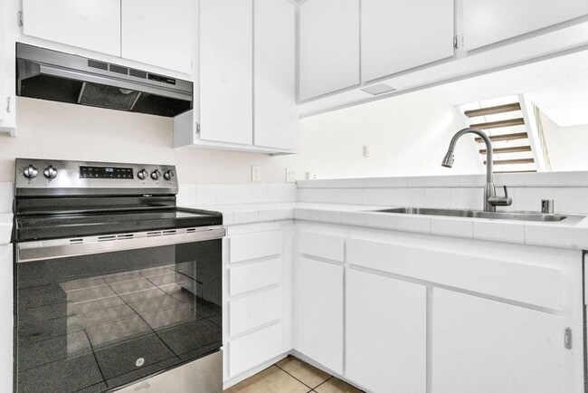 Building Photo - Spacious four bedroom in Prime UTC/UCSD Location! Available immediately!