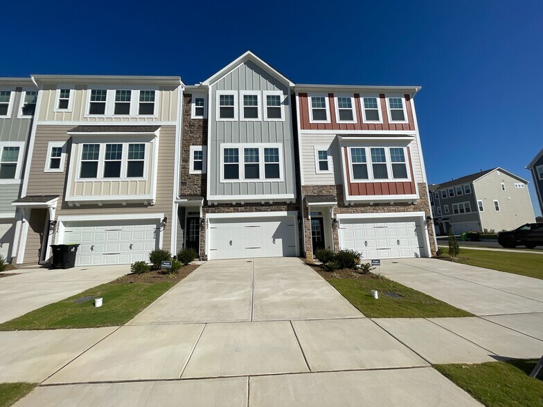Building Photo - Room in Townhome on Austin Falls Sta