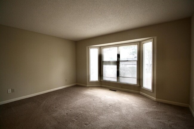 Building Photo - 32 Westlake Pointe Dr