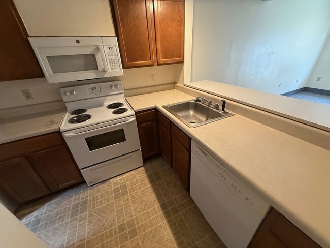 Building Photo - Fall Semester Lease Available! 2 Bedroom T...