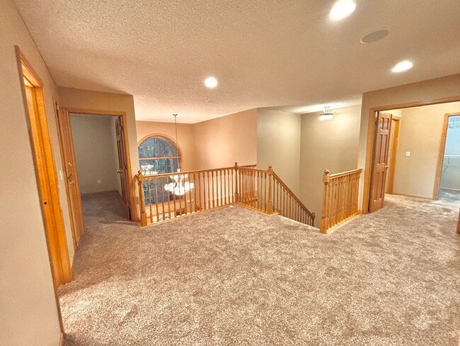 Building Photo - Huge 5 bed home located in Maple Grove!