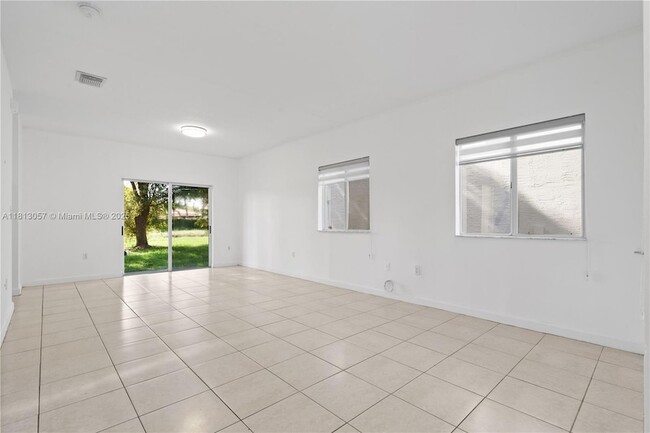 Building Photo - 1180 NE 41st Ave