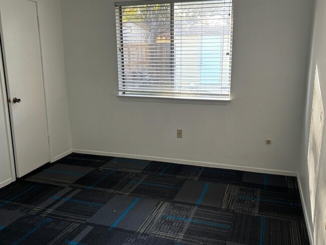 Building Photo - 7307 Crystalglen Dr